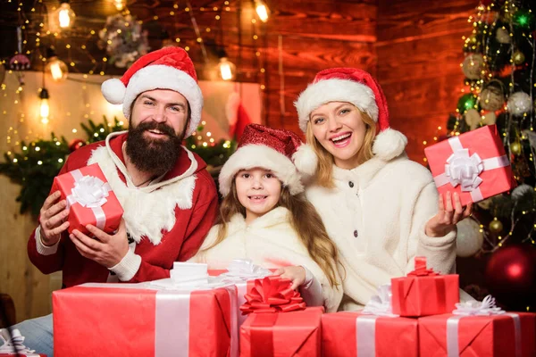 Liefde Vriendelijkheid Vader Kerstman Kostuum Met Familie Viert Kerst Cadeaus — Stockfoto