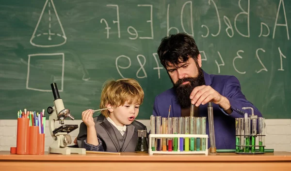 Kognitive Fähigkeiten Zurück Zur Schule Chemie Experiment Lehrer Kind Reagenzgläser — Stockfoto