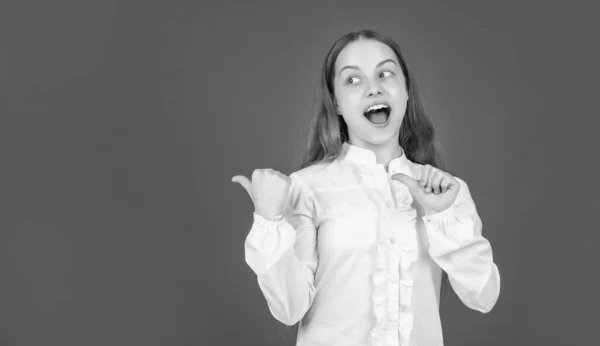 Překvapený Dospívající Dívka Bílé Košili Ukazující Prstem Červené Pozadí Kopírovat — Stock fotografie