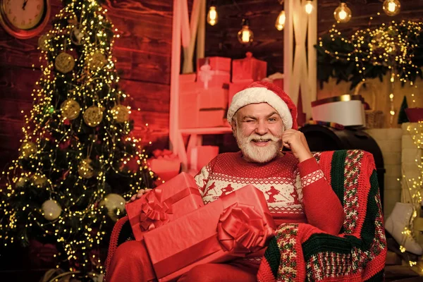 Wirkliches Glück Wintereinkauf Party Gefeiert Geschenke Unter Dem Weihnachtsbaum Stapeln — Stockfoto