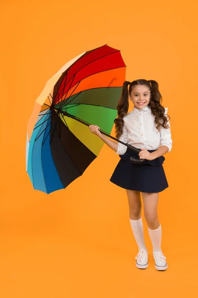 Çocukluk Okul Çağıdır Sarı Arka Planda Renkli Bir Şemsiye Tutan — Stok fotoğraf