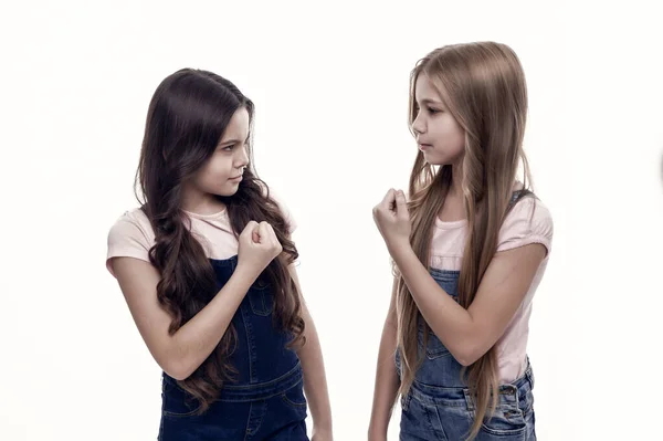 Хто Найпрекрасніший Маленькі Дівчата Довгою Зачіскою Показують Свої Кулаки Догляд — стокове фото