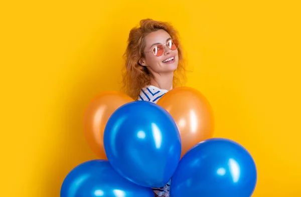 Γυναίκα Κόμμα Μπαλόνι Γυαλιά Ηλίου Θετική Γυναίκα Κρατήσει Μπαλόνια Κόμμα — Φωτογραφία Αρχείου