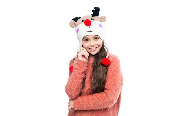 イヤーフラップ ハット ニットウェア イヤフラップ帽子の幸せな10代の女の子モデル 白地に隔離された耳フラップの帽子の少女 スタジオでは10代の女の子がセーターとイヤーフラップの帽子を着ています 10代の女の子のための冬のファッション — ストック写真