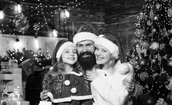 喜んでください メリー クリスマス 父と母は娘を愛する 幸せな家族は新年を祝う 多くのXmasプレゼントボックス サンタ ハットの小さな子供と両親 家族を愛する肖像 — ストック写真