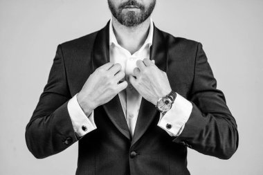 Kesilmiş adam resmi takım elbise giyer. İş kıyafeti. Formalite ve kıyafet zorunluluğu. Şık moda tarzı. Erkek giyim koleksiyonu. En iyi kıyafetlerle kendini kandırıyor..