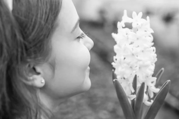 Természet Illata Virágápolás Kertészet Kertészeti Tevékenység Gyerekeknek Boldog Tini Virágárus — Stock Fotó