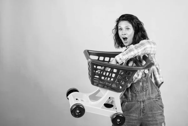 Kobieta Robi Zakupy Supermarkecie Pchając Wózek Szczęśliwa Dziewczyna Trzyma Wózek — Zdjęcie stockowe