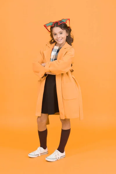 Genießen Sie Vertrauen Selbstbewusste Schulkind Gelb Hintergrund Glückliches Mädchen Mit — Stockfoto