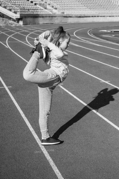 Stretching Better Flexibility Flexible Child Hold Foot Standing Leg Flexibility — Foto Stock