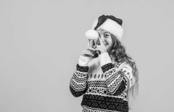 楽しんでるだけだ 幸せなサンタ クラスの子 赤いサンタの帽子とセーターの笑顔の子供 冬休みを祝うんだ クリスマスの買い物時間だ 10代の女の子は幸せを感じる プレゼントやプレゼントの販売 — ストック写真