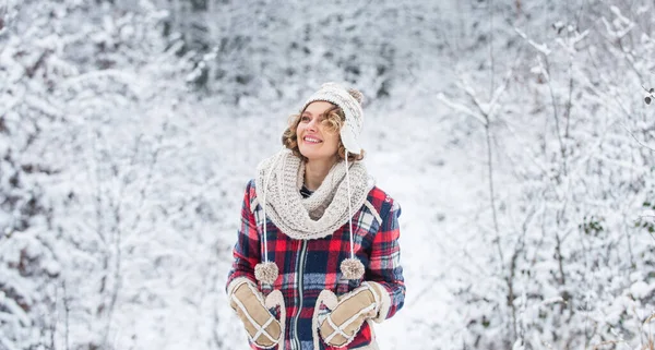 Зимний Наряд Женщина Носит Теплые Аксессуары Стоять Снежной Природе Зимняя — стоковое фото