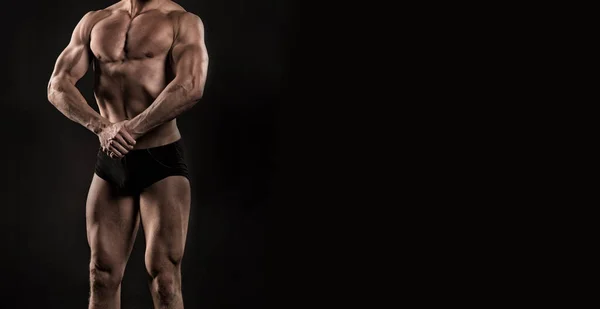 근육질 보디빌더는 배경에 고립되었다 현수막 보디빌더 근육질 선수의 스튜디오 육체미 — 스톡 사진
