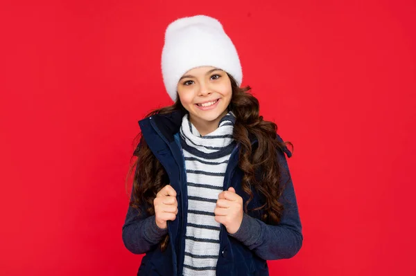 Emotional Kid Curly Hair Hat Teen Girl Red Background Portrait — Stock Photo, Image