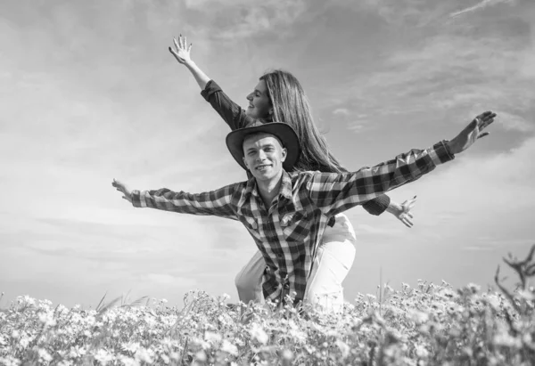 Kul Älskare Tusensköna Blomsterfält Par Förälskade Man Och Kvinna Kamomillfältet — Stockfoto