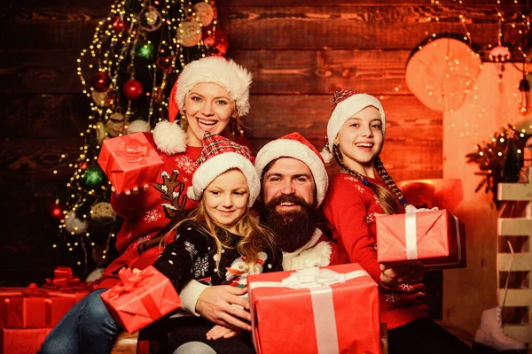 あなたの愛を幸せにします 明るい母親は子供を愛してる飾り木のサンタの父親幸せな家族は新年とクリスマスを祝います 親のいる小さな女の子開かれたクリスマスプレゼントだサンタからの贈り物 — ストック写真