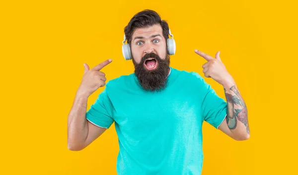 Annoyed Man Point Finger Headphones Loud Music Studio Shot Annoyed — Stock Photo, Image