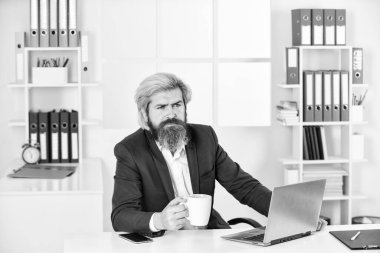 Danışman işçi. Ofis rutini. Yönetici konsepti. Masadaki ofis çalışanı. Şirket yöneticisi belgelerle çalışıyor. Olgun erkek iş zekası. Normal ofis hayatı. Kaynak planlama.