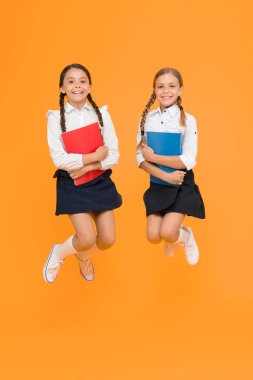 Neşeli okul kızları. Okula dönüyoruz. İşaret olumlu yönleri okul başlangıç olumlu beklentiler ilk gün sınıf oluşturmak. Çocuk okulu birkaç gün önce oyun oyun alanı getirmek ve rahat olsun.