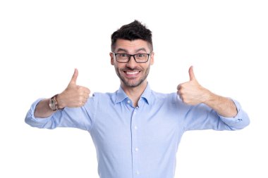 Onaylanmış bir jesti olan neşeli bir iş adamı. Beyaz arka planda izole edilmiş onaylı jestleri olan iş adamları. İş adamı stüdyoda boy gösteriyor. İşadamı jestini onayla.