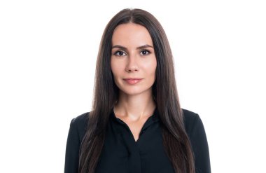 Beyaz arka planda izole edilmiş bir iş kadını. Kafkasyalı iş kadını stüdyoda. Siyah giyen profesyonel bir iş kadını..