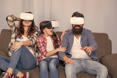 Dijital gelecek ve yenilik. Modern hayat. Baba, anne ve çocuk kablosuz sanal gerçeklik gözlüğü. Sanal gerçeklik ailesi. Küçük kızı olan aileler modern teknolojiyi kullanıyorlar. Anne, baba ve kızı..