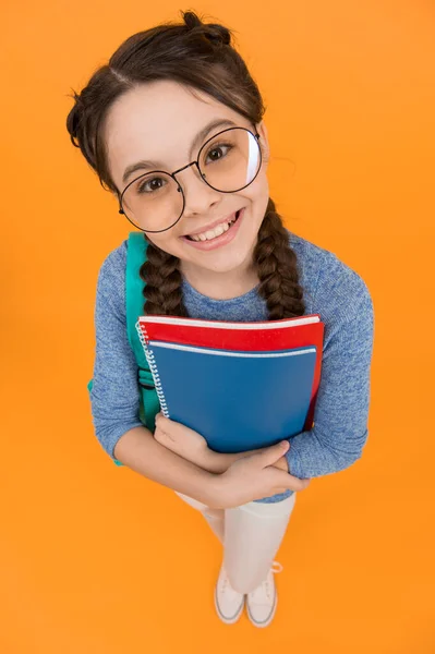 何を読みたいですか 幸せな図書館リーダー黄色の背景 少女は図書館の本を持っている 賢い本の虫 学校図書館 知識と情報 本に関するもの — ストック写真