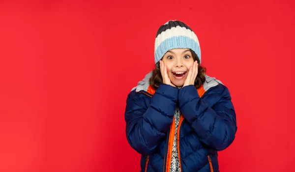 Kış Modası Kıvırcık Saçlı Kabarık Ceketli Şapkalı Çocuk Şaşırdı Kırmızı — Stok fotoğraf