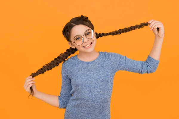Interesse Meinen Haaren Und Meinem Friseur Glückliches Mädchen Halten Haarzöpfe — Stockfoto