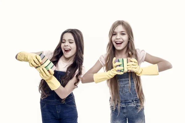 Boldog Kislányok Tisztító Szivacs Háztartás Feladatai Nővérek Mosó Ételeket Izolált — Stock Fotó