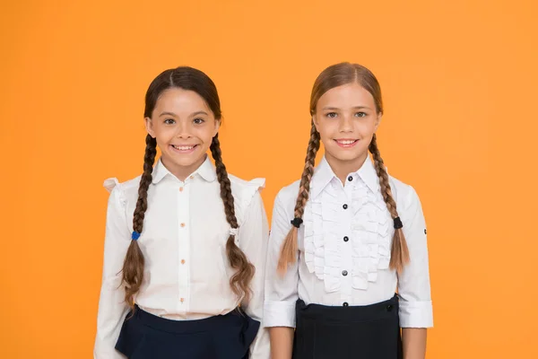 Amigos Escola Crianças Felizes Uniforme Meninas Fundo Amarelo Amizade Irmandade — Fotografia de Stock