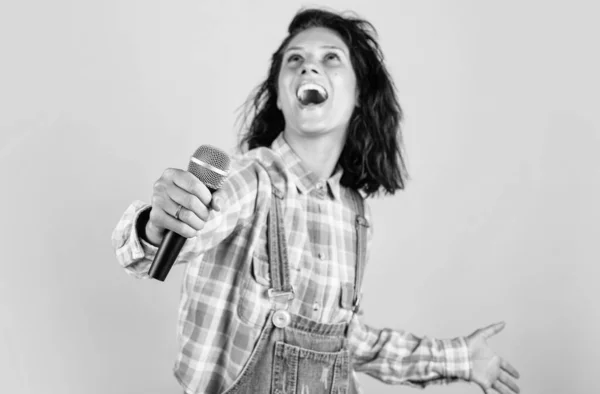 Cantante Feliz Con Micrófono Chica Cantando Concepto Escuela Vocal Club —  Fotos de Stock