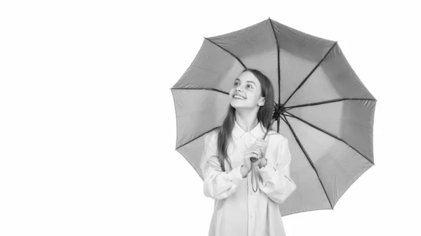 秋のファッションアクセサリー 白い服を着た幸せなスタイリッシュな女の子 明るい10代の子供はピンクのパラソルを持ってる ピンクの傘で帽子の子供 雨の天気予報 学校に戻って 幼少期 — ストック写真