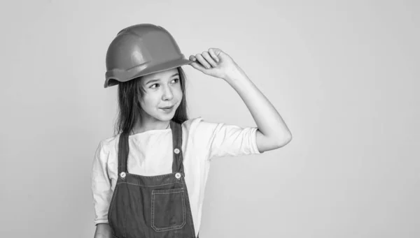 제복을 헬멧을 모자를 건축가 건축가 그레이 엔지니어입니다 일하는 아이는 안전모를 — 스톡 사진