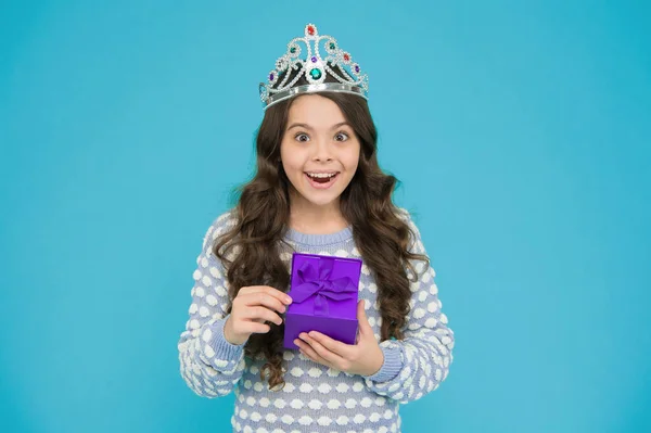 Happy childrens day. Gifts shop. Shopping day. Birthday surprise. Excited child. Cute smiling little girl with gift box. Kid princess crown. Happy birthday. Birthday princess. Kid crown symbol glory.