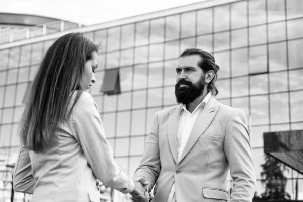 ビジネスカップル握手 髭の男は屋外で女性に会う ビジネスミーティングだ パートナーシップだ ビジネスマンとビジネスマンだ 正式な夫婦は合意した 私たちはパートナーで — ストック写真