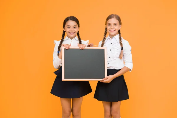 Schülergemeinschaft Schulzeiten Schulmädchen Putzige Schüler Halten Tafel Kopierraum Schulankündigungskonzept Informieren — Stockfoto