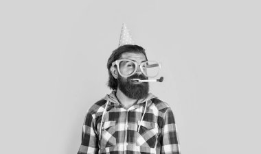 Sadece eğleniyorum. Doğum günün kutlu olsun. Erkek bayramı kutlaması. Parti aksesuarlı sakallı adam. Sakallı, traşsız, vahşi adam iş başarısını kutluyor. Saf mutluluğu dile.