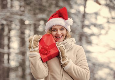 Sevgili Noel Baba. Boks günü. Kış alışverişi. hediye ve sürpriz konsepti. Herkese mutlu noeller dilerim. Yeni yılınız kutlu olsun. Noel tatili. Hediye zamanı. Kadın kırmızı Noel Baba hediye kutusunu tutuyor..