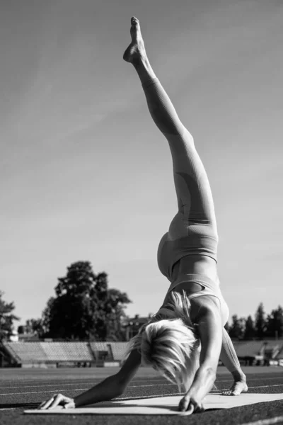 Yoga Havasına Giriyorum Bayan Antrenör Esneme Egzersizi Yapıyor Yoga Hocası — Stok fotoğraf