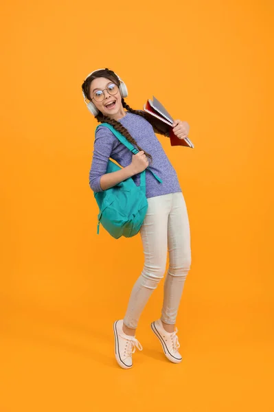 Відчуйте Вплив Регулярний Шкільний День Стильна Школярка Дівчина Носить Рюкзак — стокове фото