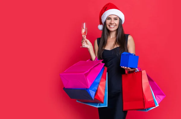 Vrolijk Kerstfeest Aan Positieve Vrouw Met Boodschappentassen Studio Winkelende Vrouw — Stockfoto
