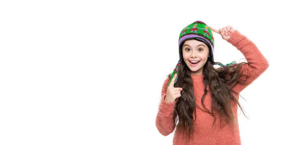 暖かい帽子の10代の女の子モデル スペースをコピーします 暖かい帽子をかぶった10代の少女が白地に隔離された スタジオでは10代の女の子がセーターと暖かい帽子を着ています 10代の女の子のための冬のファッション 暖かい帽子ニットウェア — ストック写真