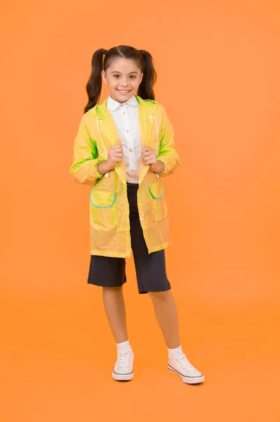 Nettes Schulmädchen Fühlt Sich Beschützt Glückliche Schulmädchen Tragen Regenmantel Investieren — Stockfoto