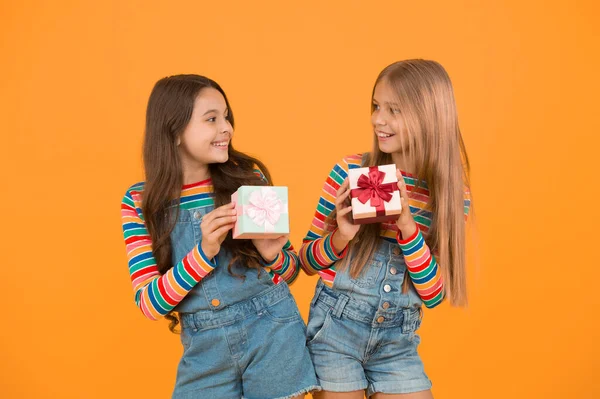 Kindern Beizubringen Dankbar Sein Kinder Halten Geschenkboxen Mit Gelbem Hintergrund — Stockfoto