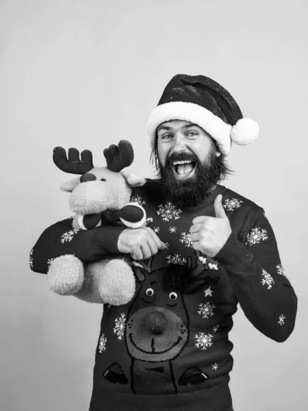Brutal Barbudo Chico Santa Claus Sombrero Suéter Con Juguetes Víspera —  Fotos de Stock