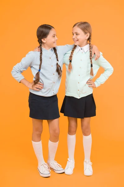 学校の友情また9月子供の頃の幸せ学校の日の楽しい陽気な瞬間 子供かわいい学生 女子高生の親友優秀な生徒 女子高生きちんとした姿制服 — ストック写真