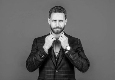 Kendine güvenen adam gömleğini ilikliyor. İş modası tarzı. Başarılı erkek CEO. Patron ve çalışan. Güven ve başarı. Formalite işçisi. Takım elbiseli olgun sakallı iş adamı.