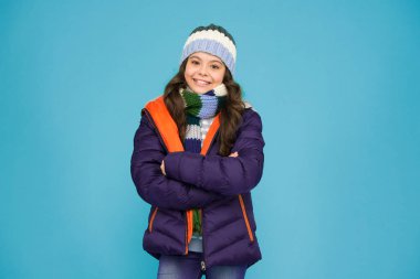 Çocuk giyim mağazası. Rahatlamak için tasarlandı. Moda kızı kışlık giysileri. Moda modası. Moda ceketi. Isınıyorum. Sıradan bir kışlık ceket daha şık, daha rahat özellikleri var. Kadın modası..