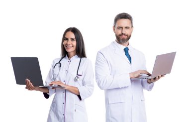 Mutlu doktor ve hemşire internette beyazları izole ediyor. Stüdyoda doktorla birlikte hemşire de var. Doktor ve hemşirenin fotoğrafı internette emedicine sunuyor. emedicine için dizüstü bilgisayarlı hemşire ve doktor.